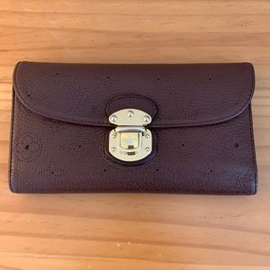 LOUIS VUITTON
Mahina Amelia Wallet Acajou